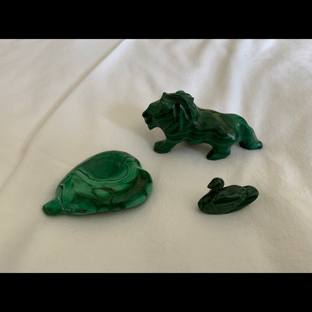 3 pieces of Malachite semi precious stone decoration pieces. Lion,leaf &…